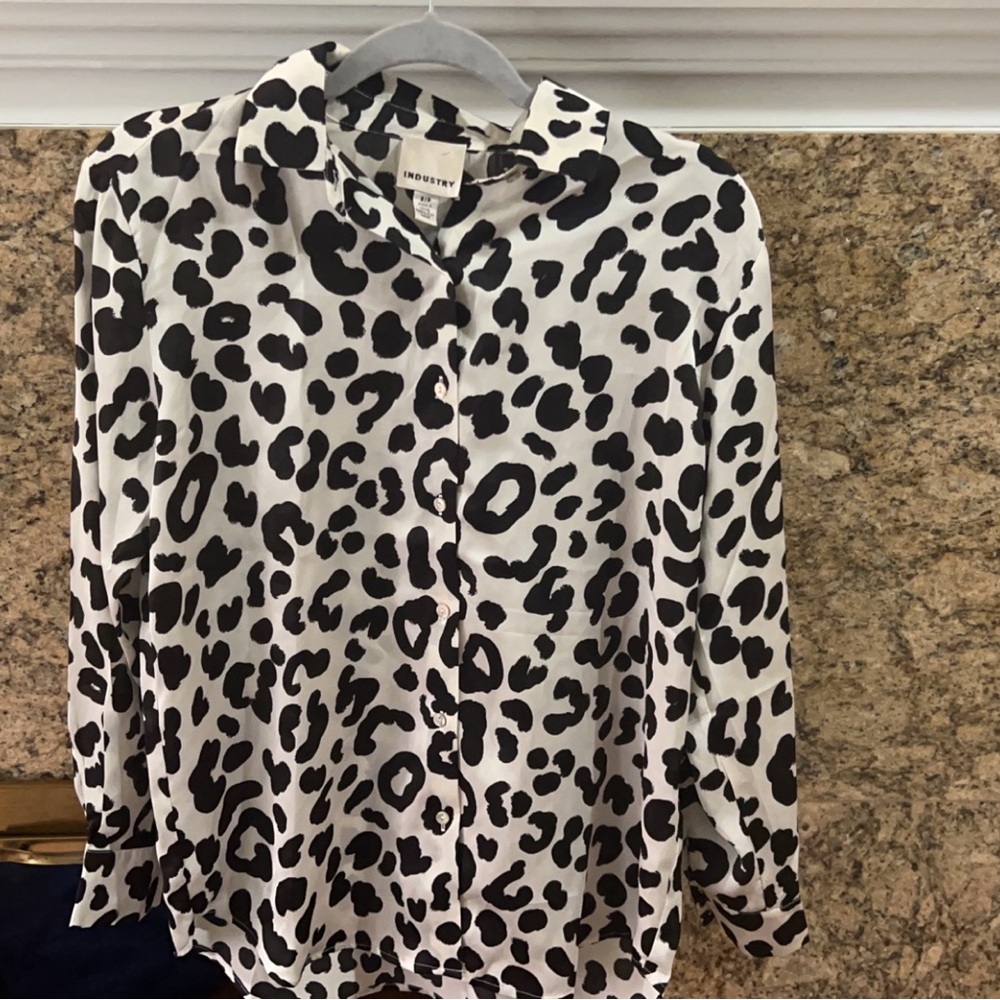 Cute and trendy long sleeve button up.